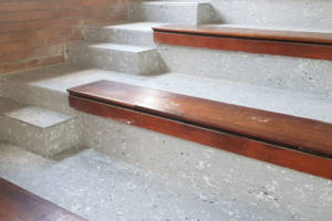 Steps with wood edging and DECORiTE screed finish